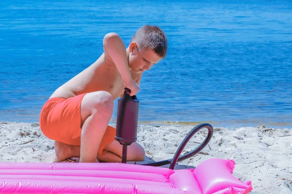 Αγόρι Στην Παραλία Αντλίες Στρώμα Αντλία Φουσκωτό Καλοκαίρι — Φωτογραφία Αρχείου
