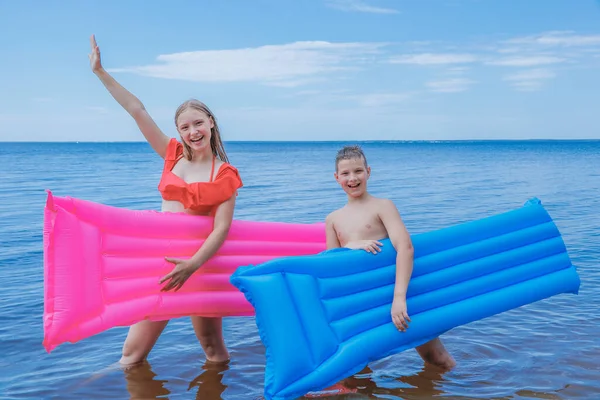 Παιδιά Κάνουν Μπάνιο Φουσκωτά Στρώματα Καλοκαίρι Στη Θάλασσα — Φωτογραφία Αρχείου