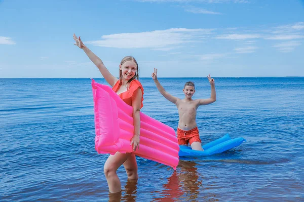 Bambini Bagnano Materassi Gonfiabili Estate Mare — Foto Stock