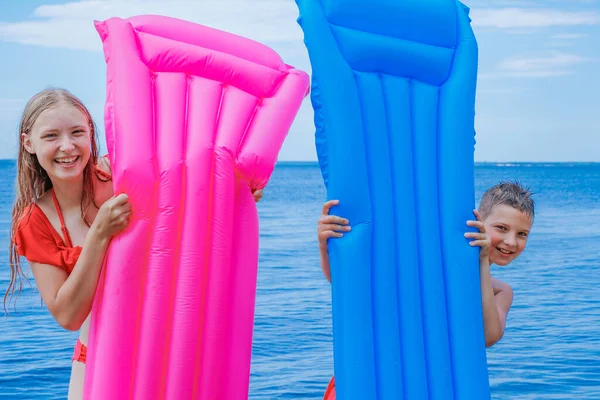 Children Bathe Inflatable Mattresses Summer Sea — Stock Photo, Image