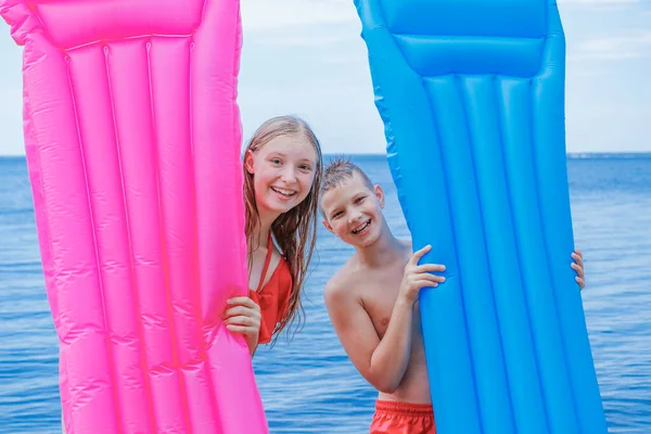 Children Bathe Inflatable Mattresses Summer Sea — Stock Photo, Image