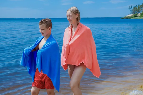 Kinder Sommer Strand Mit Einem Handtuch Die Ferne Schauen — Stockfoto