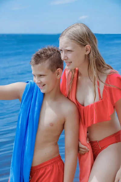 Kinder Sommer Strand Mit Einem Handtuch Die Ferne Schauen — Stockfoto