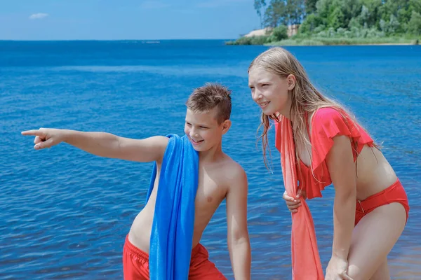 Bambini Estate Sulla Spiaggia Con Asciugamano Andare Guardare Lontananza — Foto Stock