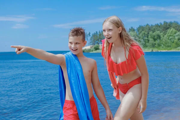 여름에 해변에 아이들은 수건을 됩니다 — 스톡 사진