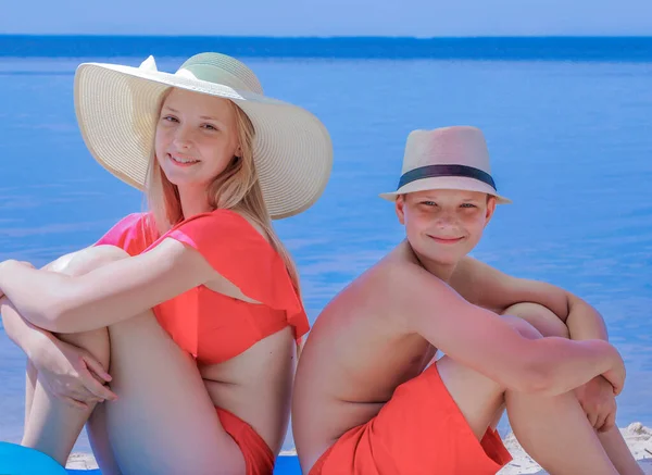 Kinder Strand Sitzen Sommer Meer Und Lachen — Stockfoto
