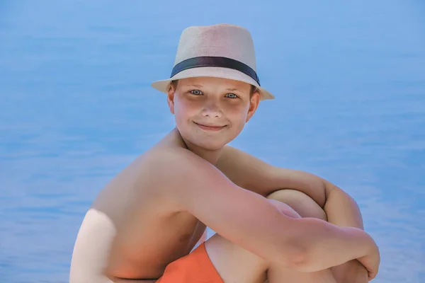 Baby Sommer Sitzt Strand Mit Hut Auf Dem Meer — Stockfoto