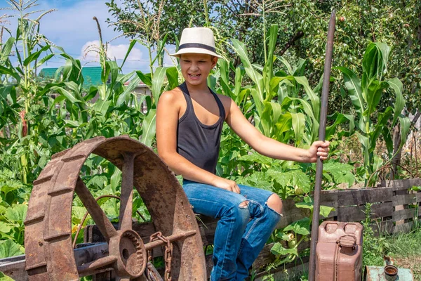 Verano niño en un sombrero de niño en la naturaleza feliz en la naturaleza en el pueblo —  Fotos de Stock