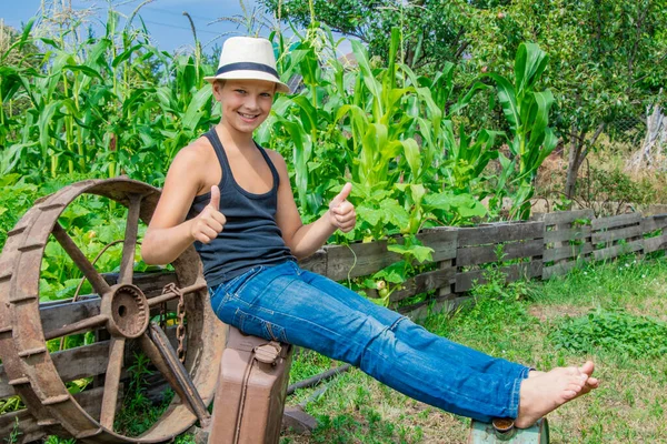 Verano niño en un sombrero de niño en la naturaleza feliz en la naturaleza en el pueblo —  Fotos de Stock