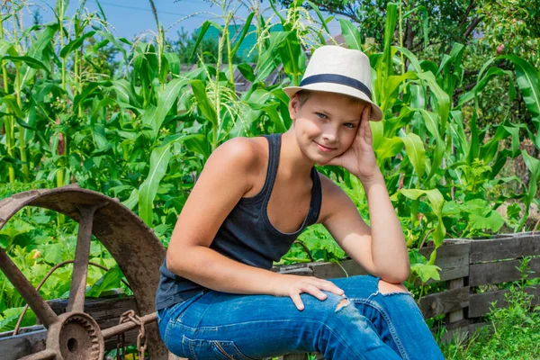 Verano niño en un sombrero de niño en la naturaleza feliz en la naturaleza en el pueblo —  Fotos de Stock