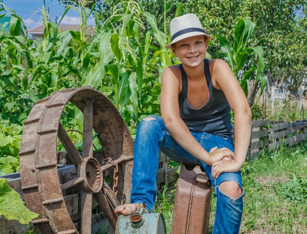 Verano niño en un sombrero de niño en la naturaleza feliz en la naturaleza en el pueblo —  Fotos de Stock