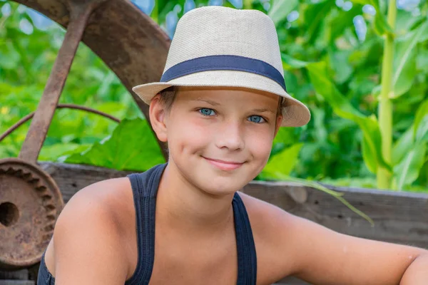 Estate ragazzo in un bambino cappello in natura felice sulla natura nel villaggio — Foto Stock