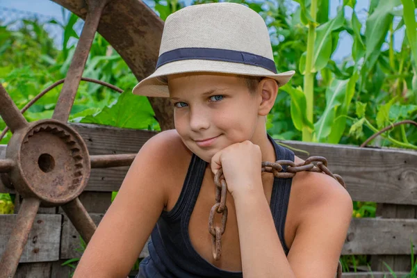 Estate ragazzo in un bambino cappello in natura felice sulla natura nel villaggio — Foto Stock