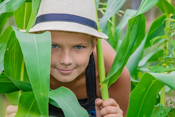 Verano niño en un sombrero de niño en la naturaleza feliz en la naturaleza en el pueblo — Foto de Stock