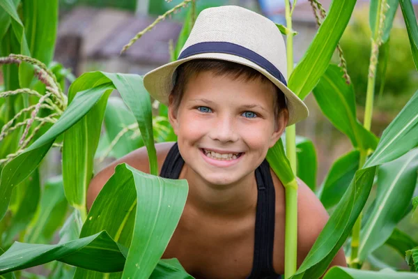 Verano niño en un sombrero de niño en la naturaleza feliz en la naturaleza en el pueblo — Foto de Stock