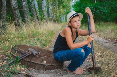 Büyük demir tekerlekli bebek yorgun uyur çalışmak istemez.