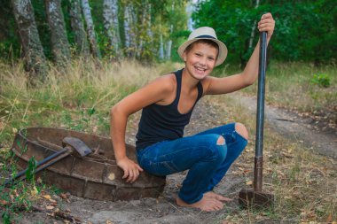 Doğada çocuk şapkası takan yaz çocuğu köyde mutludur..