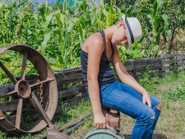 Bebé Con Gran Rueda Hierro Duerme Cansado Quiere Trabajar —  Fotos de Stock