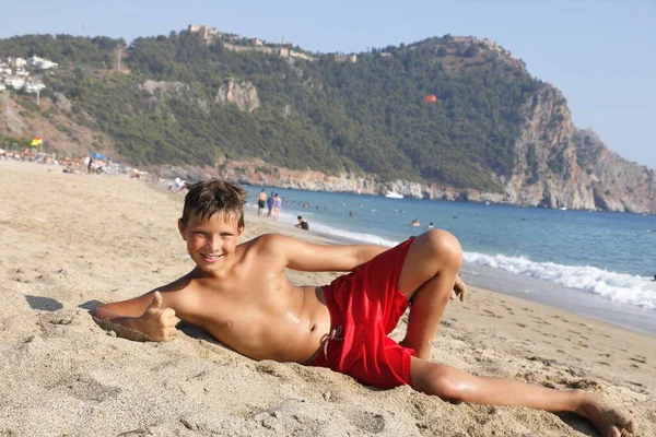 Junge Strand Kurzen Hosen Auf See Sommer Wird Mit Sand — Stockfoto