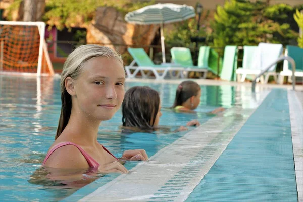 夏には水着でプールに忍び寄る女の子が休みます — ストック写真