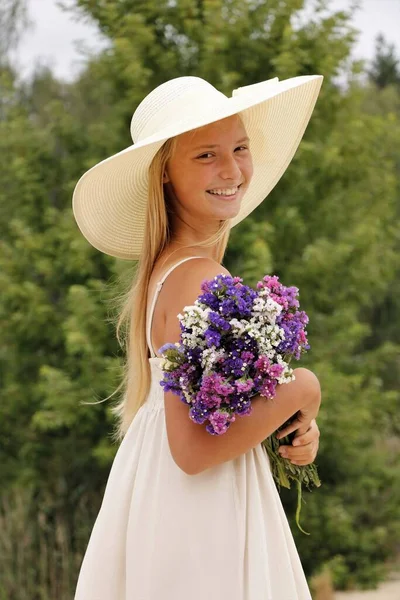Hermosa Chica Suave Sombrero Con Flores Verano —  Fotos de Stock