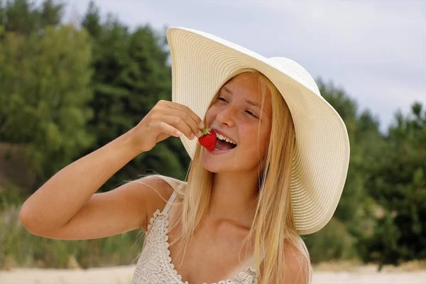 Una Hermosa Chica Come Fresa Tierna Verano Sombrero —  Fotos de Stock
