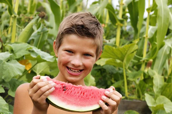 Niños Niño Comer Sandía Maíz Emociones — Foto de Stock