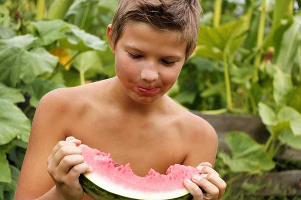 Baby pojke äter vattenmelon och majs känslor — Stockfoto