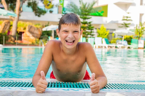 Junge zufrieden und glücklich im Sommer im Pool gebadet — Stockfoto