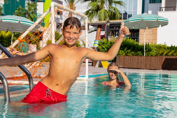 Junge zufrieden und glücklich im Sommer im Pool gebadet — Stockfoto