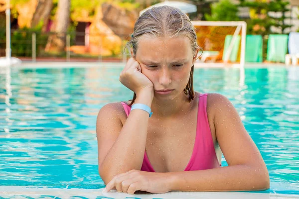 여름에 수영장에서 수영복을 입은 아름다운 소녀가 슬프게 울며 감정을 운다 — 스톡 사진