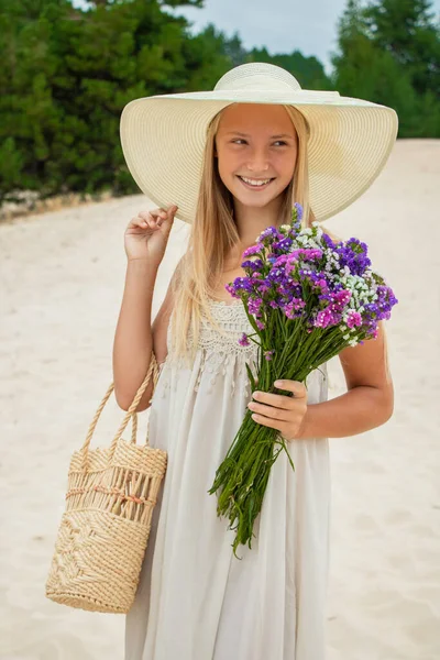 Hermosa Chica Sombrero Con Flores Otoño Verano Sonrisas —  Fotos de Stock