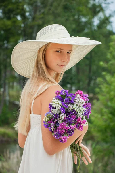 Hermosa Chica Sombrero Con Flores Otoño Verano Sonrisas —  Fotos de Stock