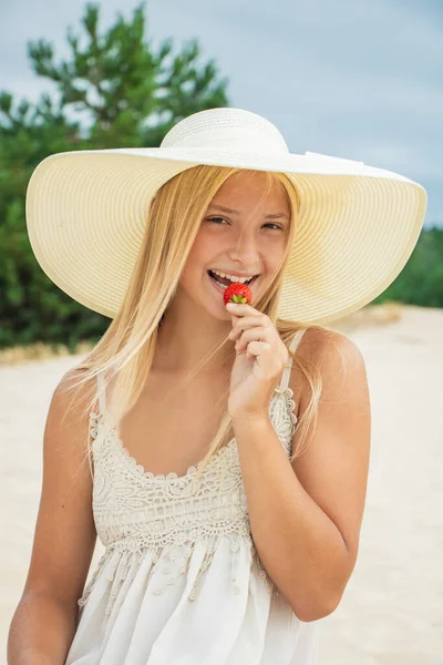 Hermosa Chica Sombrero Come Fresas Naturaleza Verano Otoño —  Fotos de Stock