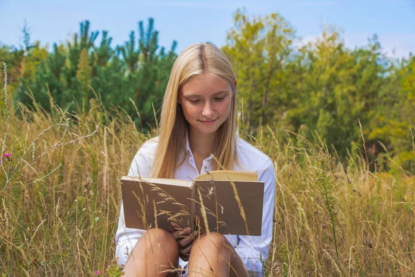 Piękna Dziewczyna Przyrodzie Czyta Ciekawą Książkę Latem Jesienią — Zdjęcie stockowe