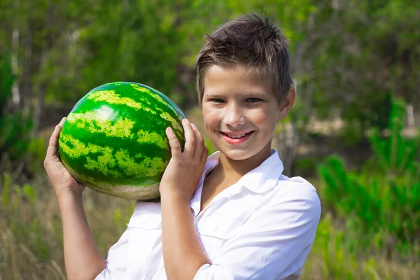 Hermoso Niño Verano Otoño Una Camisa Blanca Sostiene Una Sandía —  Fotos de Stock