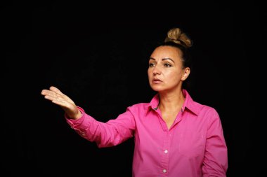 Siyah arka planda farklı duyguları olan bir kız..