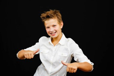 Güzel maskeli beyaz tişörtlü bir çocuk. Duygusal bir sevinç ve üzüntü içinde..