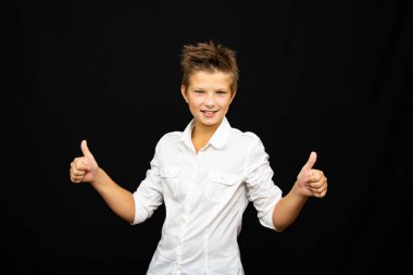 Güzel maskeli beyaz tişörtlü bir çocuk. Duygusal bir sevinç ve üzüntü içinde..