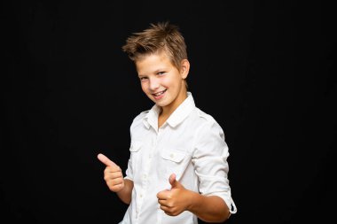 Güzel maskeli beyaz tişörtlü bir çocuk. Duygusal bir sevinç ve üzüntü içinde..