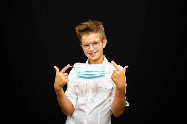 Güzel maskeli beyaz tişörtlü bir çocuk. Duygusal bir sevinç ve üzüntü içinde..