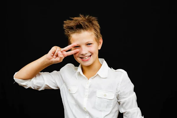 Niño Camisa Blanca Con Hermosa Máscara Medio Emoción Sorpresa Alegría — Foto de Stock