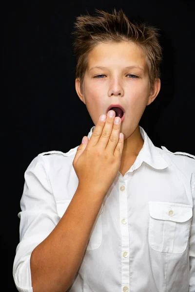 Jongen Wit Shirt Met Mooi Masker Temidden Van Emotie Verrassing — Stockfoto