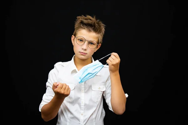 Jongen Wit Shirt Met Mooi Masker Temidden Van Emotie Verrassing — Stockfoto