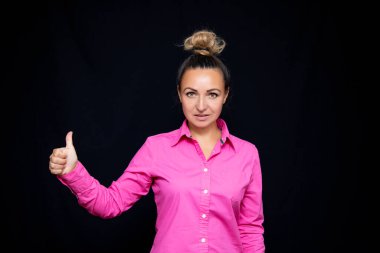 Genç bir kadın, duygusal ve sürpriz bir üzüntü ile karşı karşıya.