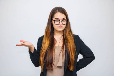 Gangsterlere gösteriş yapan mutlu kız. Gri üzerinde izole bir şekilde gülümseyen portre çocuğu..