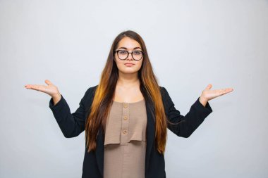 Gangsterlere gösteriş yapan mutlu kız. Gri üzerinde izole bir şekilde gülümseyen portre çocuğu.