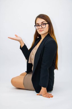 Gri arkaplanda gözlük takan güzel bir kız..