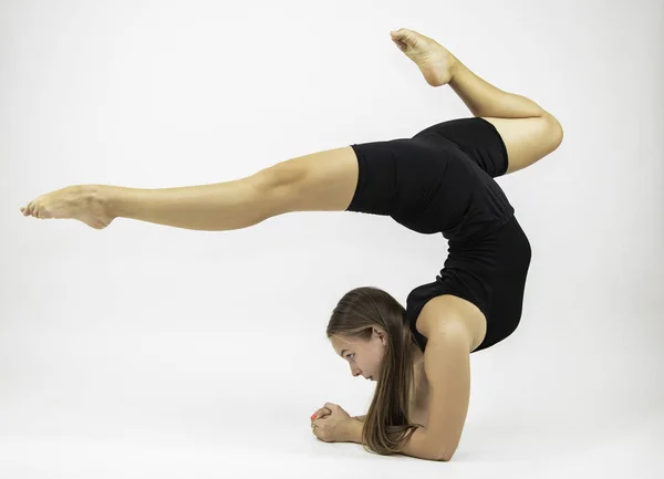 Hermosa Chica Pelo Dedicado Yoga Estiramiento Fitness Fondo Blanco —  Fotos de Stock