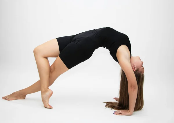 Bella Ragazza Capelli Impegnati Yoga Stretching Fitness Sfondo Bianco — Foto Stock